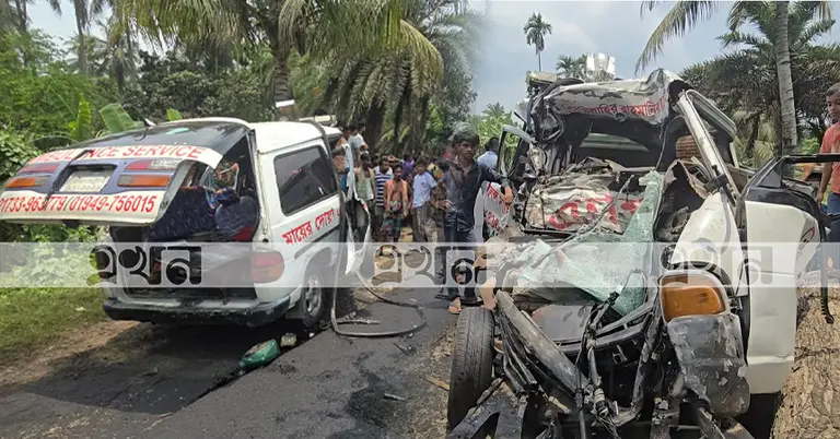 দুর্ঘটনায় দুমড়ে ‍মুচড়ে যাওয়া অ্যাম্বুলেন্স